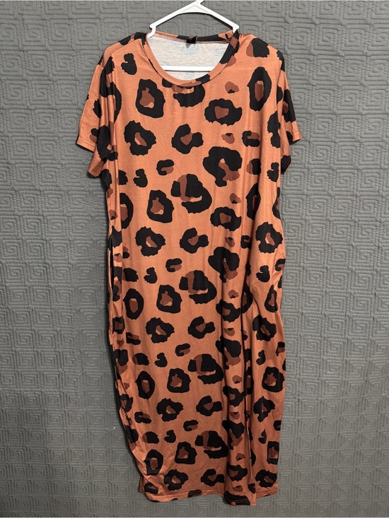Emery Rose Dresses & Skirts - Emery Rose 1XL Plus Size Leopard Print Midi Dress Short Sleeve Tee Pockets